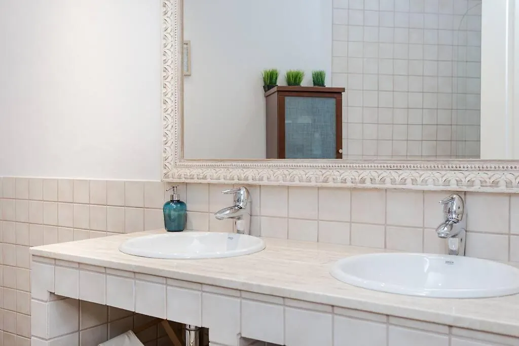 Central 2 Bedroom By Sagrada Familia Barcelona Apartment